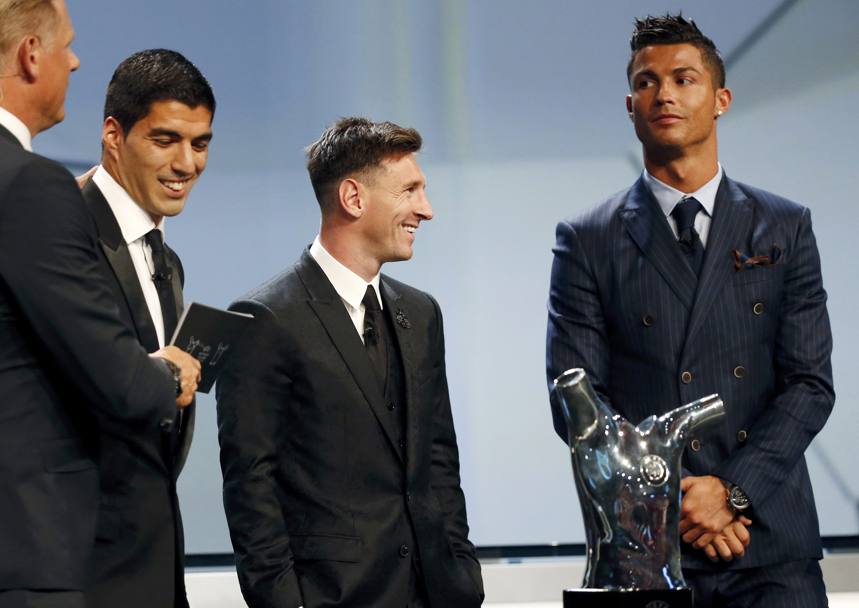 Ronaldo abbozza un sorriso: al momento della proclamazione, in realt, ha applaudito Messi. Reuters